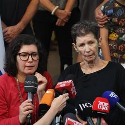 Yocheved Lifschitz (r.) spricht mithilfe ihrer Tochter Sharone Lifschitz (l.) auf einer Pressekonferenz in einem Krankenhaus von Tel Aviv