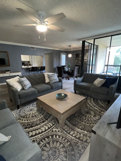 Updated Delray Raquet Club 2 Bedroom Condo, 1 mile from Beach, 2 pools