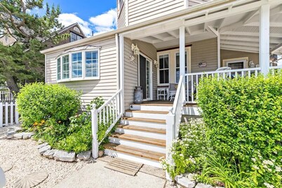 3rd to Beach*Beautiful,Victorian, covered Porch,heartof B.H,Across Veterans Prk 