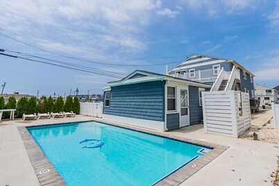 Avalon BEACH BLOCK with a POOL: 1 Bedroom