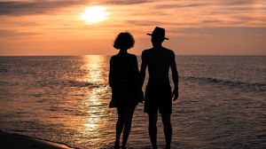 Preview wallpaper love, romance, relationships, sea, summer, couple, girl, man, hands, sunset, sun, sky, dusk