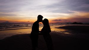 Preview wallpaper love, silhouette, kiss, sunset