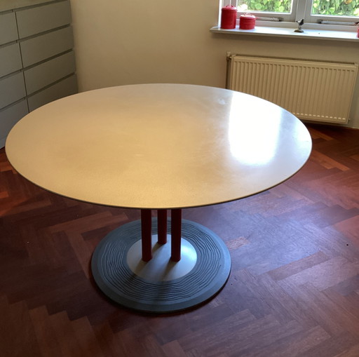 Leolux Trias dining room table