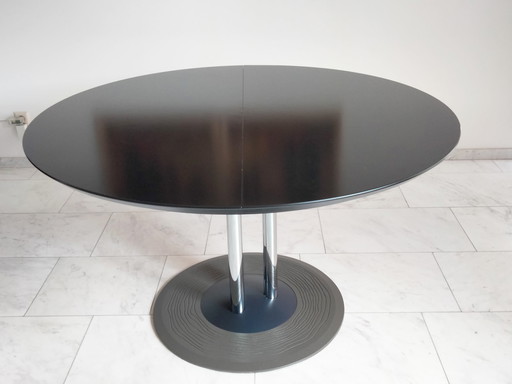 Leolux Trias dining table