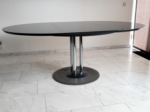 Leolux Trias dining table