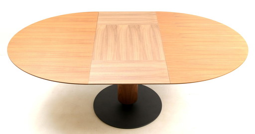 Leolux Calbuco extendable dining room table