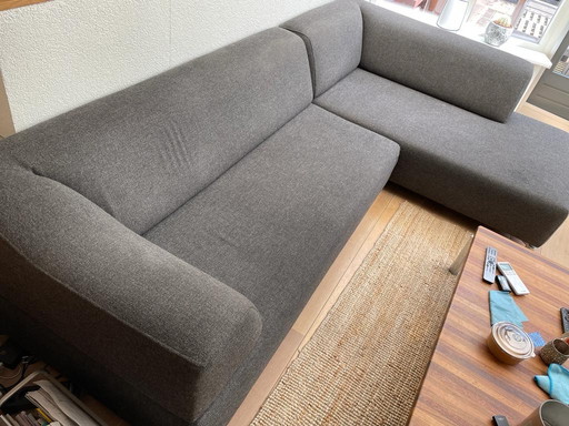 LeoLux sofa and table