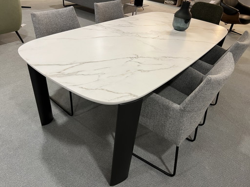 Leolux Tico dining room table - Calacatta