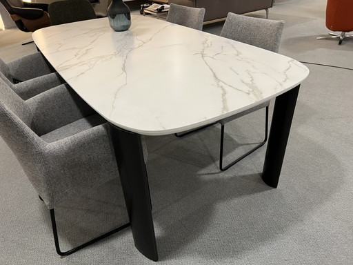 Leolux Tico dining room table - Calacatta