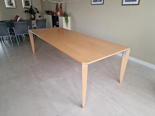 Leolux Xingu dining room table