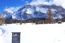 armentara wiesen winter schild naturpark fanes sennes prags