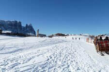 kompatsch seiser alm kirche schlern winter schnee pferdeschlitten schlitten