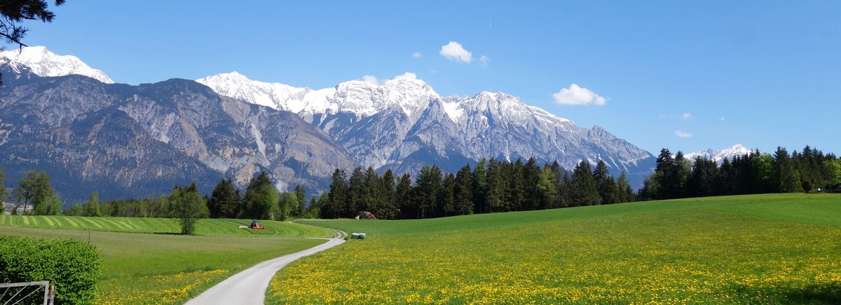 RS landschaft bei rinn in tirol karwendelgebirge fruehling schnee