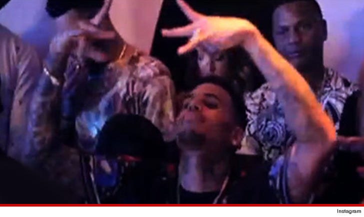 Chris Brown -- He's No Gang Member -- But Bloods :: 0709-chris-brown-gang-signs-intsa-4