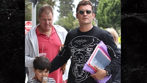 0527_orlando_bloom_son_kerrs-dad_x17