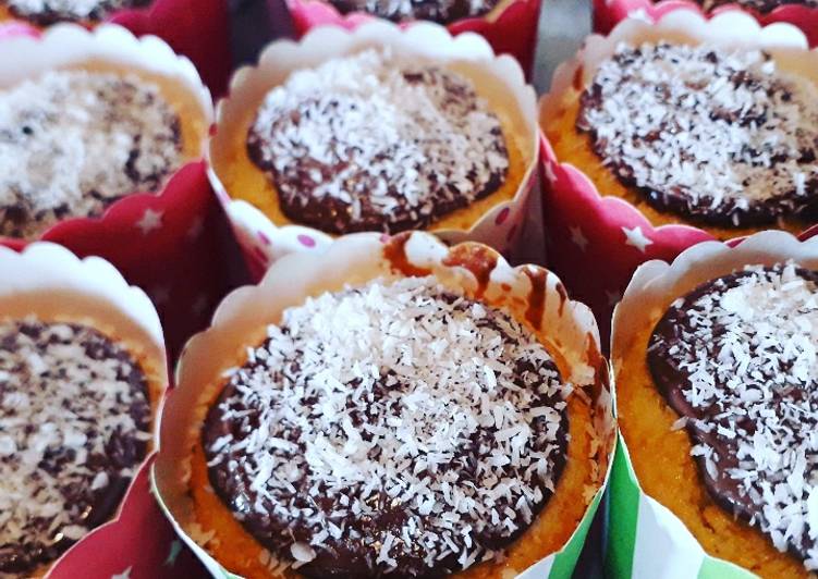 Muffin al cocco con crema di nocciole (ricetta senza bilancia)