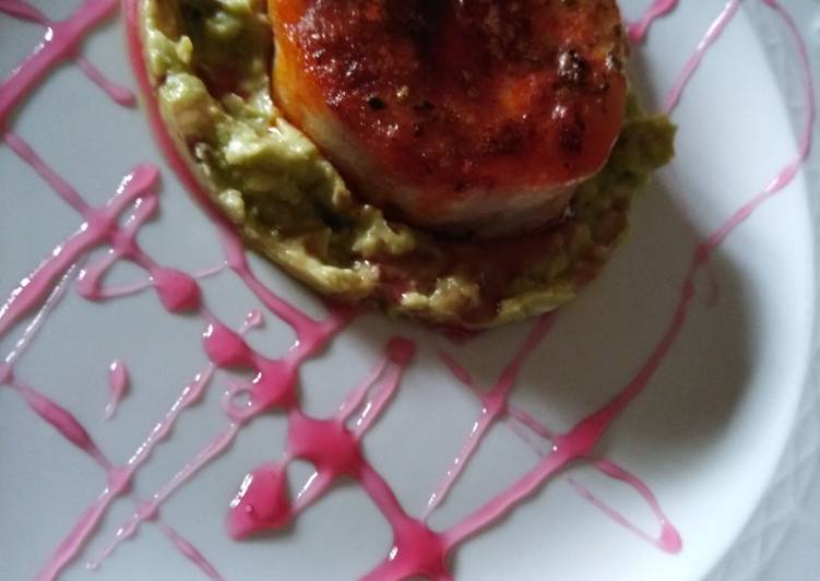 Merluzzo con avocado e topping di melograno