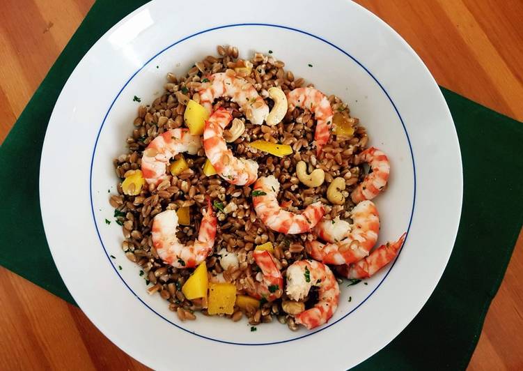 Insalata di farro integrale con gamberi e mango