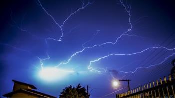 午後狂打雷「恐害家電燒壞」台電曝關鍵原因：2招預防