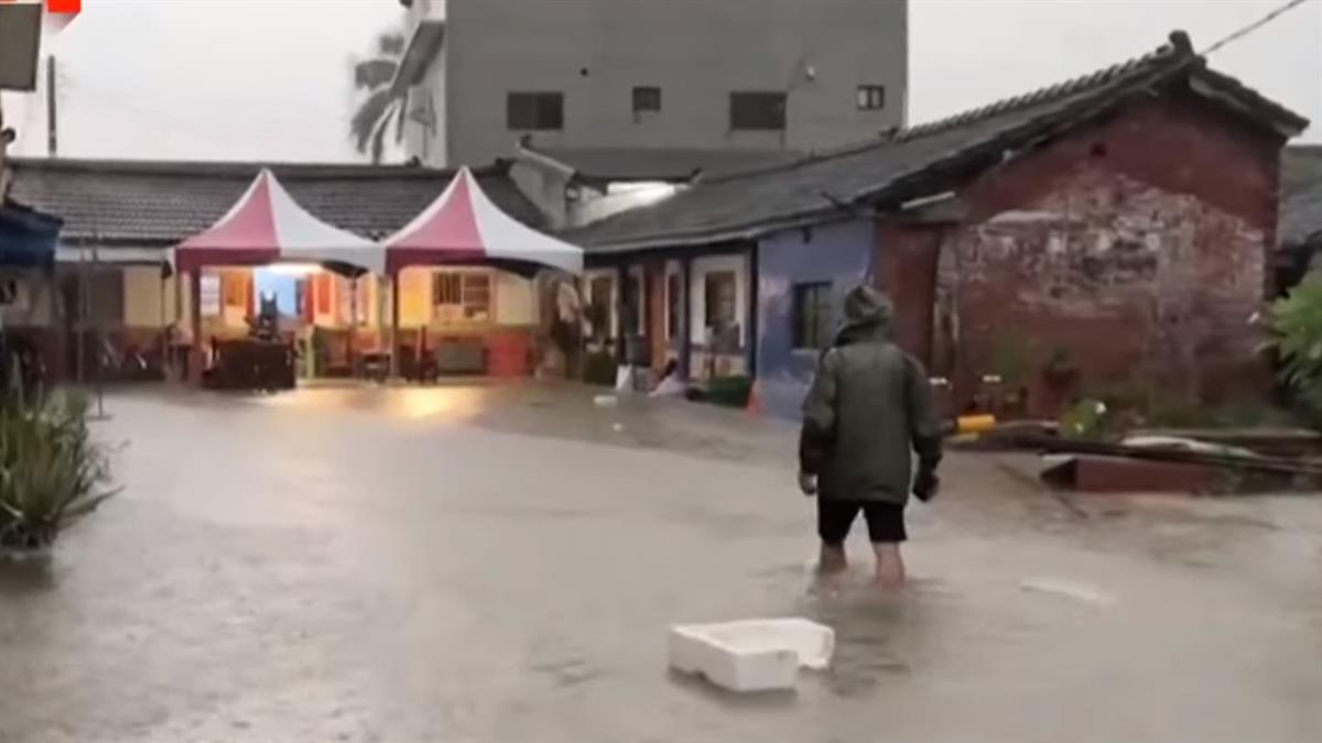 嘉義遭豪雨轟炸！鄰居聞巨響驚見「房屋倒塌」 多輛汽車遭滅頂