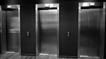 奇葩電梯「一層只有40公分」在地居民笑了：設計師出包