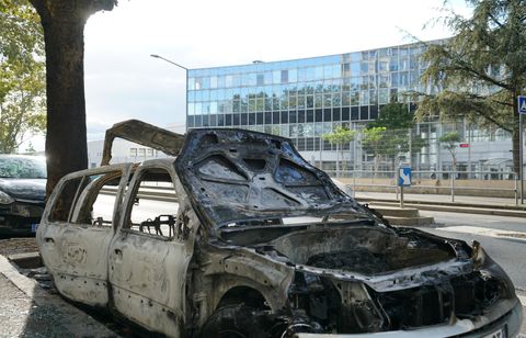 Des ados mis en examen après des tirs de mortier vers un lycée à Vénissieux