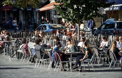 A Bordeaux, une bande cagoulée sème la panique et ravive le débat sécuritaire