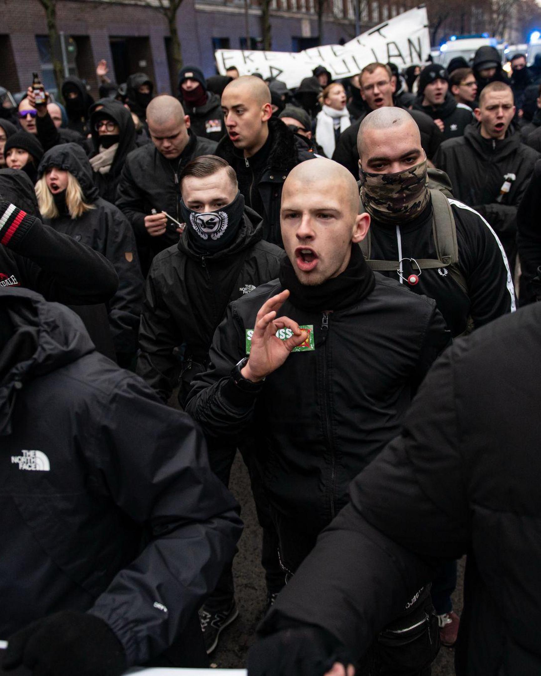 Bei der Demonstration in Berlin zeigten mehrere Teilnehmende den „White Power“-Gruß, ein Zeichen, das die Vormachtstellung der „weißen Rasse“ symbolisieren soll. 