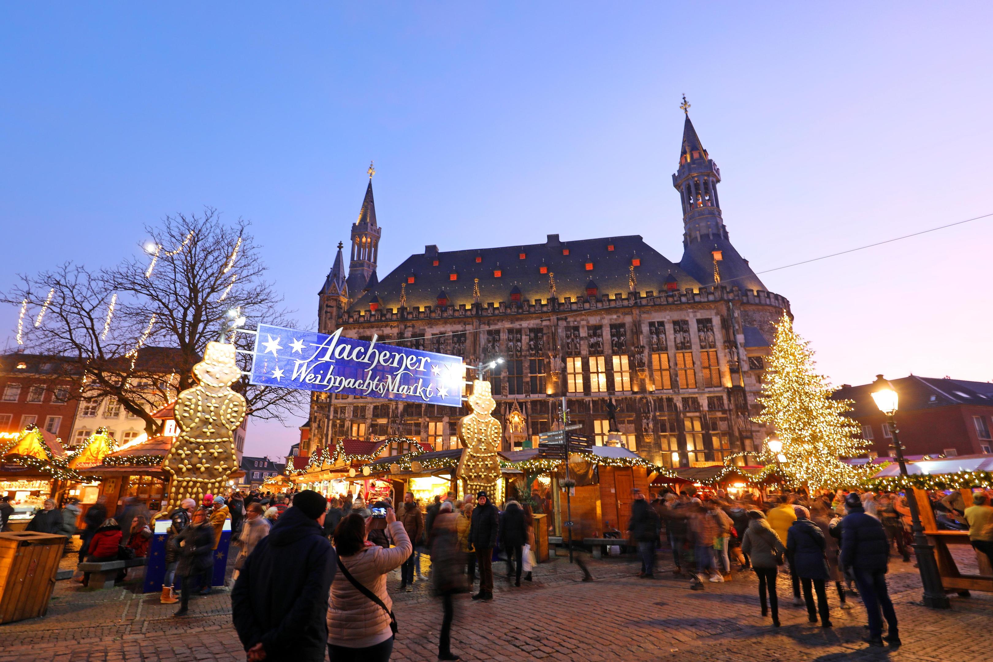 120 Bunden sind dieses Mal wieder zwischen Markt, Katschhof und Münsterplatz aufgebaut, liebevoll dekoriert und stimmungsvoll erleuchtet. 