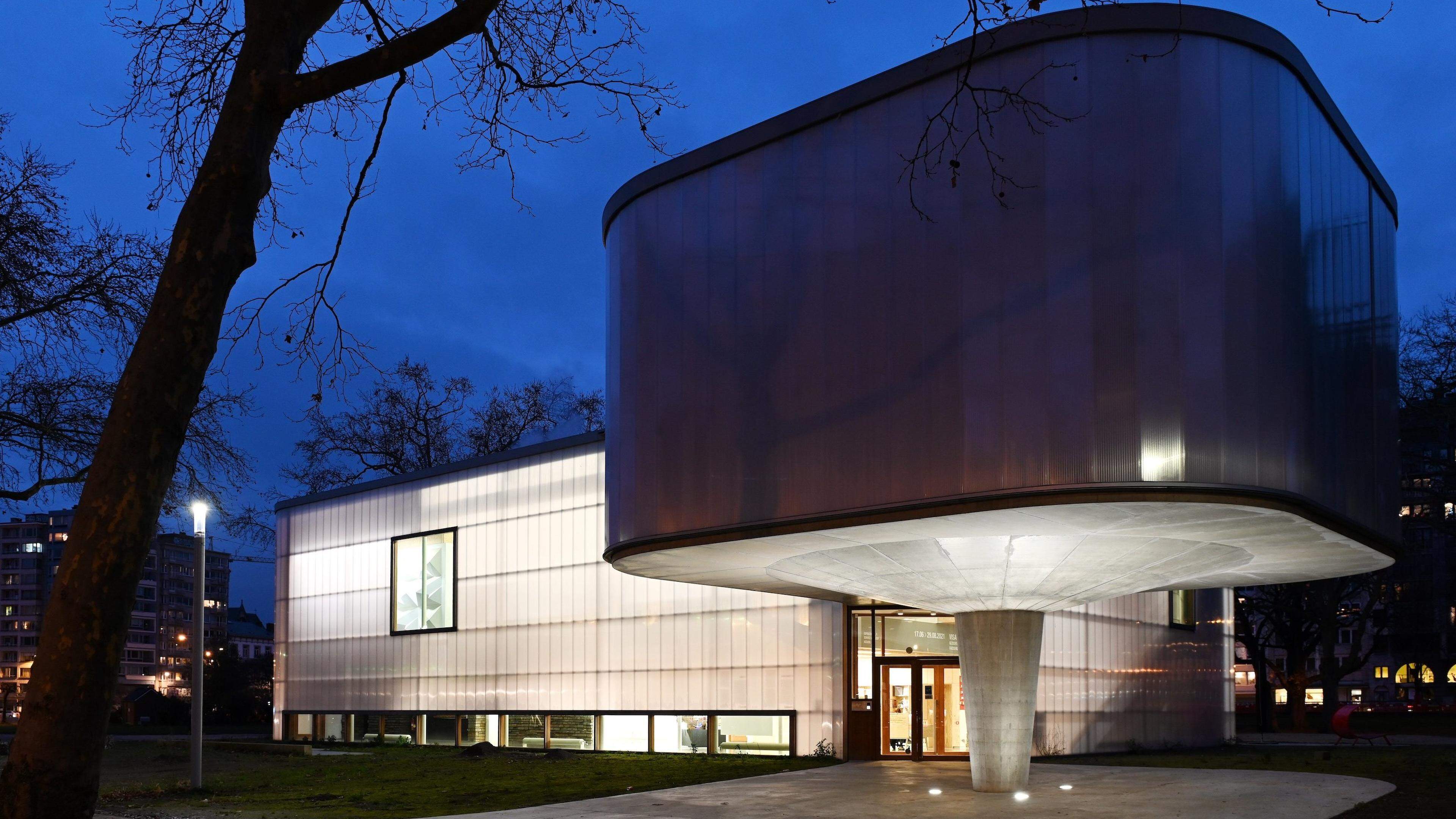 Wie ein Ufo liegt die „Trinkhall“ im Parc d’Avroy in Lüttich. Das  einzigartige Museum für Kunst von Künstlern mit mentaler Behinderung ist nach langer Bauzeit im Sommer 2020 eröffnet worden.