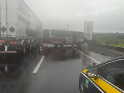 Micro-ônibus colide com mureta na Via Dutra em Pindamonhangaba