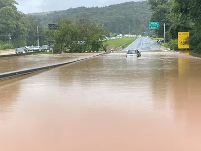 Chuvas inundam trecho da Rodovia Dom Pedro I, em Valinhos, e causam interdição de via