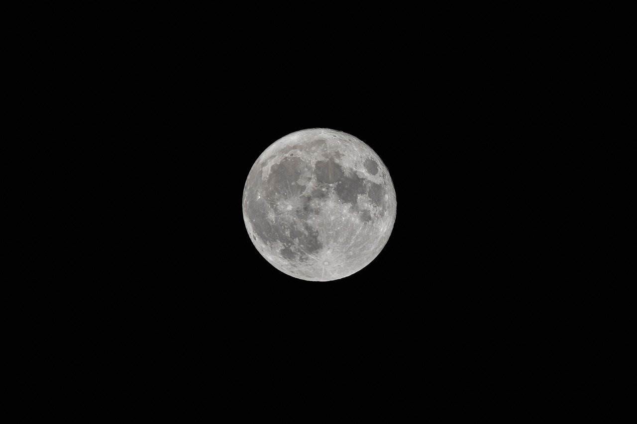 moon-8226250_1280