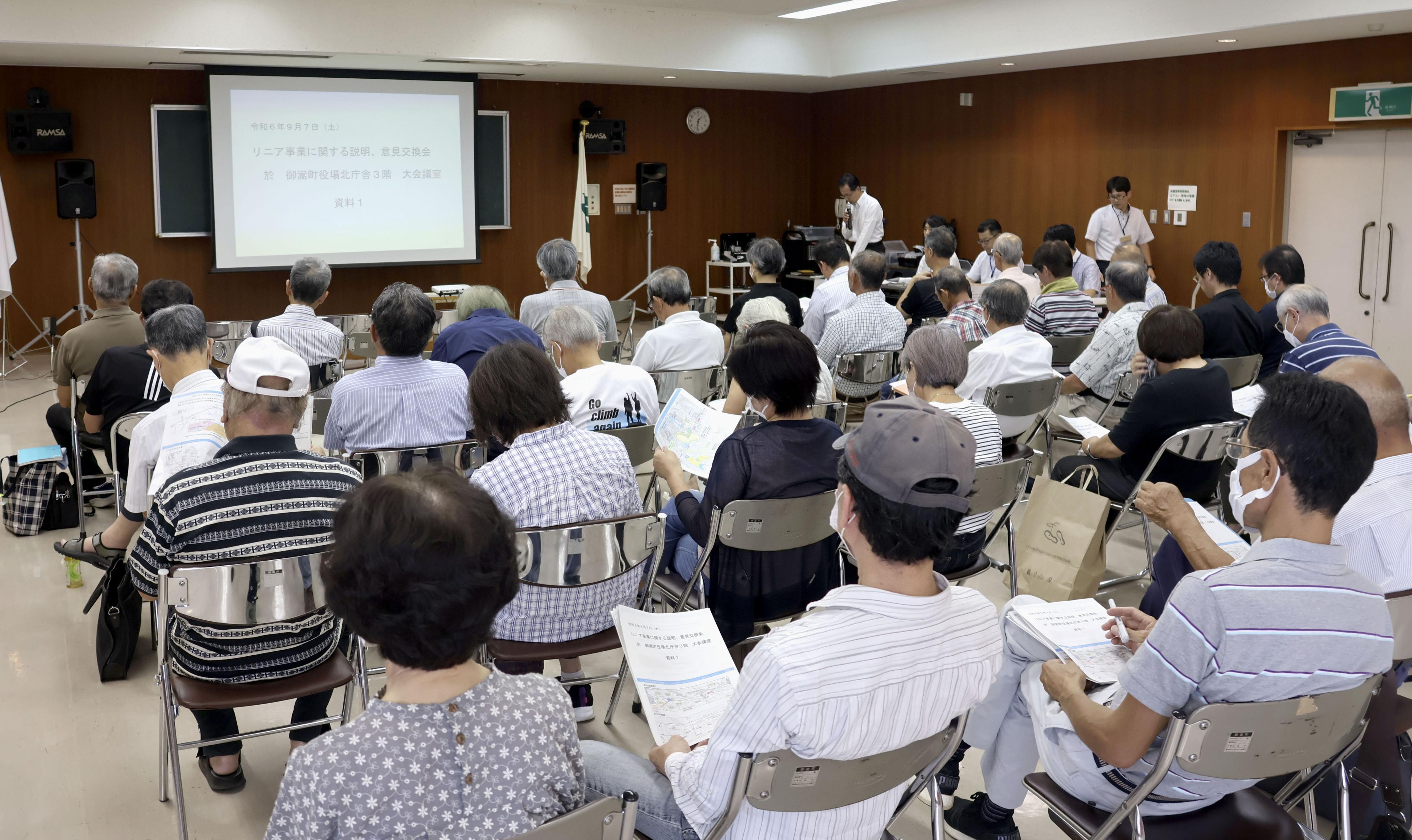 岐阜県御嵩町で開かれた、リニア残土受け入れ協議に関する住民説明会＝7日午後