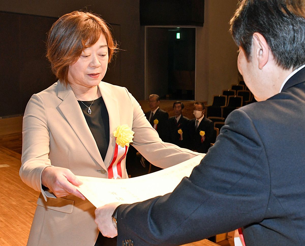 交通安全功労の表彰を受ける受賞者＝6日、青森市のリンクステーションホール青森