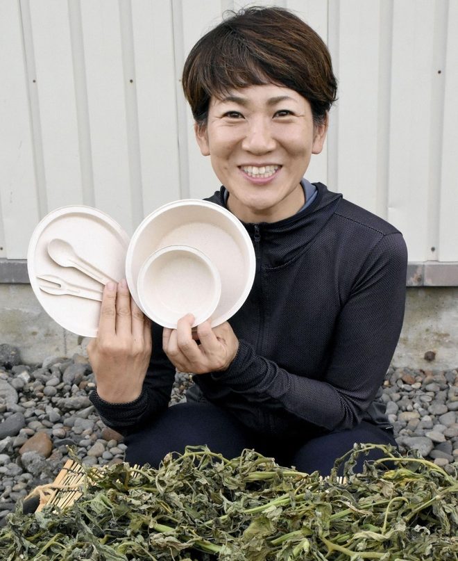 トマトの茎や葉などの「残渣」（手前）を原料にして作った容器を手にする原直子さん＝7月、北海道美瑛町