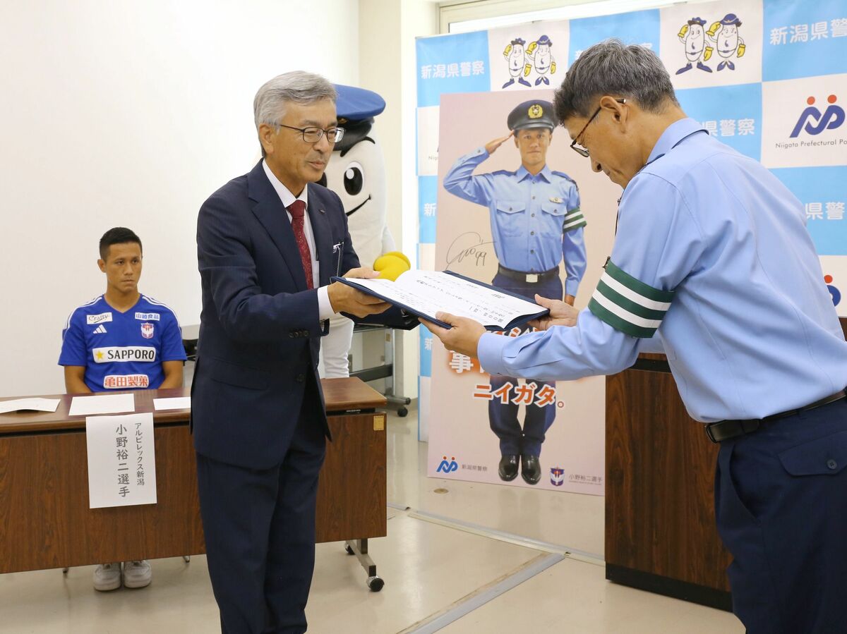 県トラック協会が交通事故防止に向けて県警に夜光反射材を寄贈した贈呈式＝９月１１日、県警本部