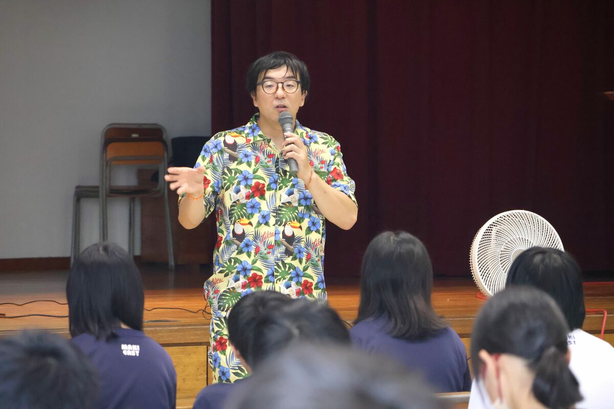 笑いを誘うトークを展開しながら、生徒と他者尊重の大切さを考えた森下英矢さん＝９月６日、新潟市西蒲区潟頭の巻東中学校