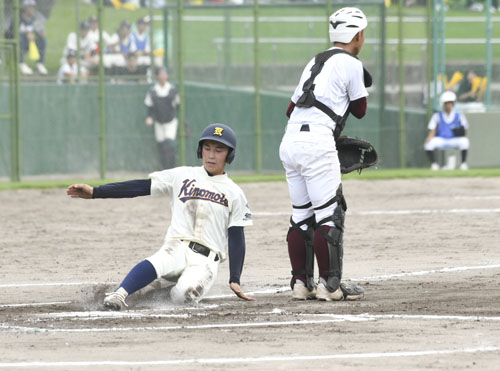 【木本―川越　一回表１死満塁から木本５番間部日葵のスクイズで三走久保が生還。木本１点先制＝松阪球場で】