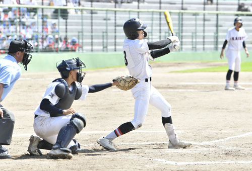 【海星―三重　九回表２死二塁から海星８番中世古が中越えに勝ち越しの適時打＝津球場で】