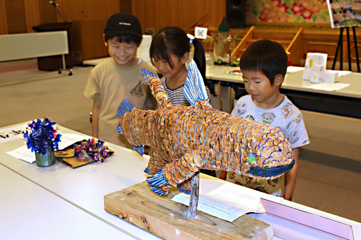 最優秀賞に選ばれた、鉛筆の削りかすで作ったシーラカンスの模型＝魚沼市吉田