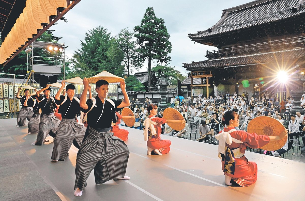 麦屋節の笠踊りを披露する西下町の踊り手＝城端別院善徳寺