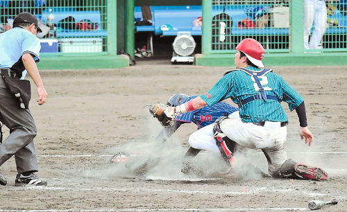 【西会津町―田村市】延長８回表、西会津町１死二、三塁、田村市の捕手横山が三走の生還を阻む