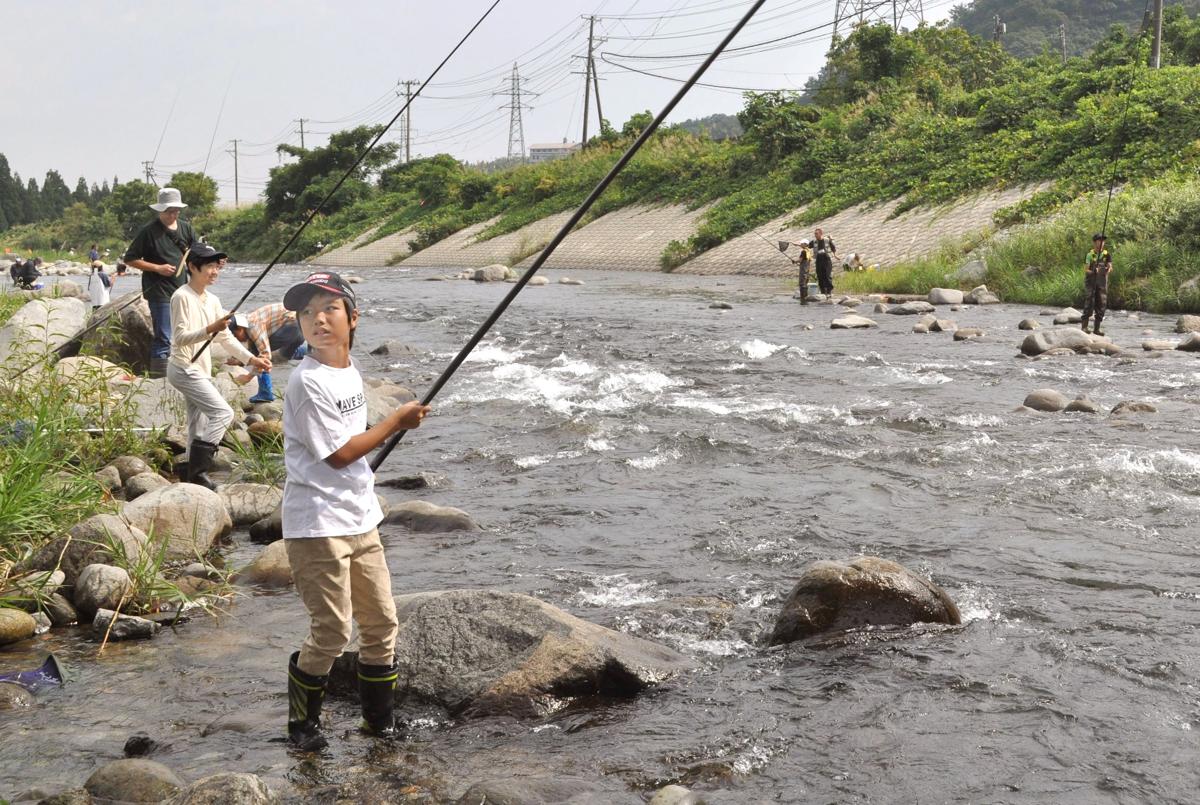 魚野川でニジマス釣りにチャレンジする子どもたち＝９月８日、南魚沼市石打