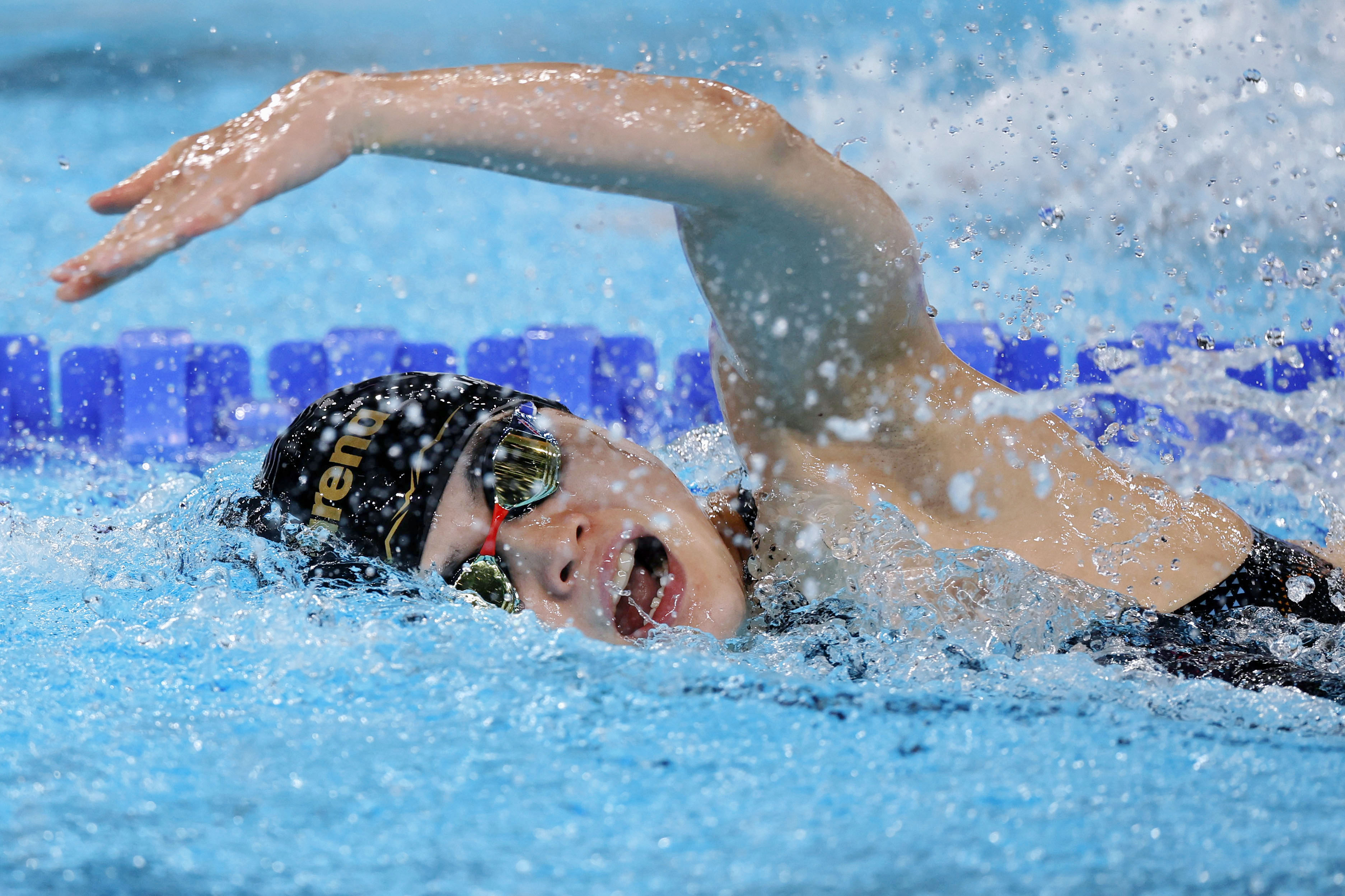 女子100メートル自由形（視覚障害S11）決勝　力泳する石浦智美＝パリ郊外（共同）