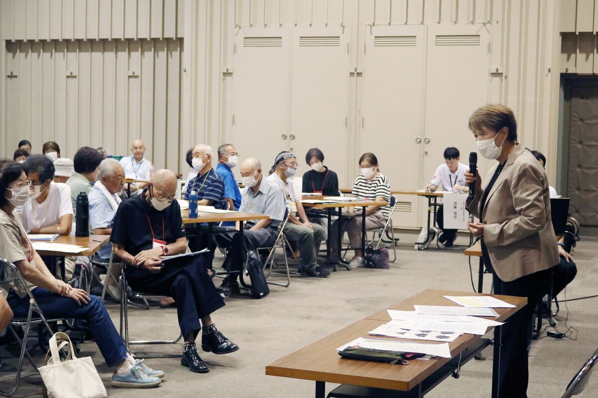 居場所や住民同士の支え合いの大切さについて語る河田珪子さん＝佐渡市小木町