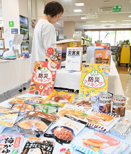 関連図書や非常食などが並ぶ特別企画展