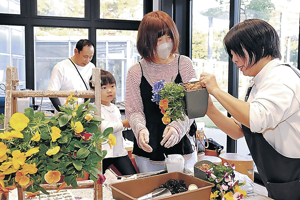 奥さん（右）の指導を受ける参加者＝氷見市海浜植物園