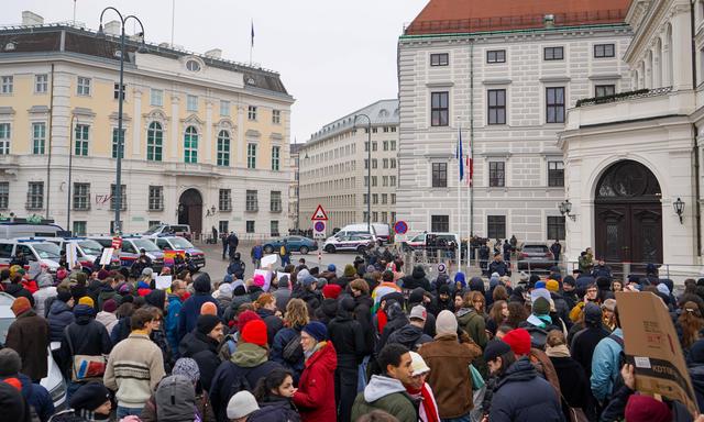 Schon am Montag demonstrierten Menschen gegen Herbert Kickl als Kanzler. Am Donnerstag ist eine Menschenkette um das Bundeskanzleramt geplant. 