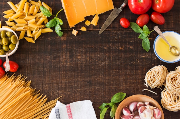 Ingredienti freschi per la cottura della pasta su fondo di legno